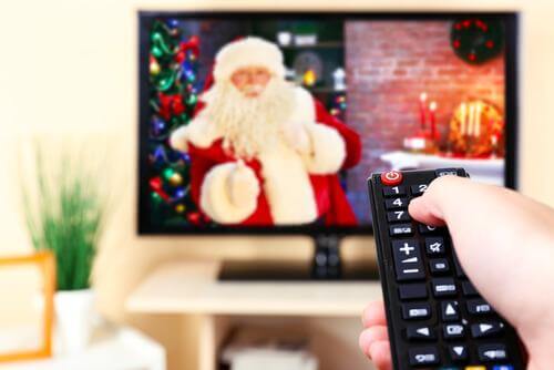 Regarder la télévision en famille à Noël