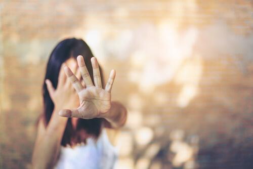 Une femme souffre de violence psychologique