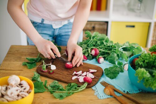 Préparer les repas à la maison avec les enfants permet de leur apprendre à manger sainement.