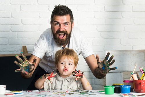 Un père et son fils peignent avec les doigts