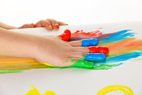 Un enfant peint avec sa main