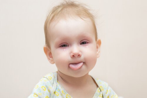 La conjonctivite chez les bébés est une inflammation de la conjonctive, la membrane qui recouvre la partie blanche des yeux.
