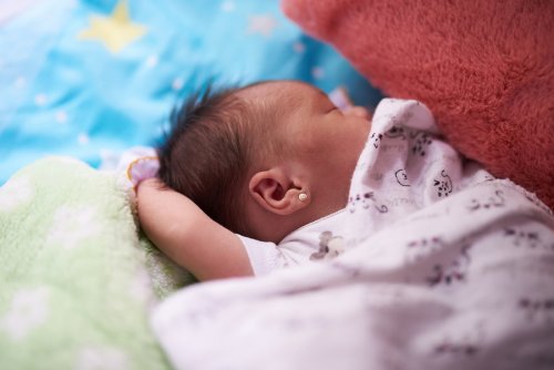 L'odeur du bébé à la naissance est due à un mélange de vernix caseosa et de restes de liquides amniotique. 