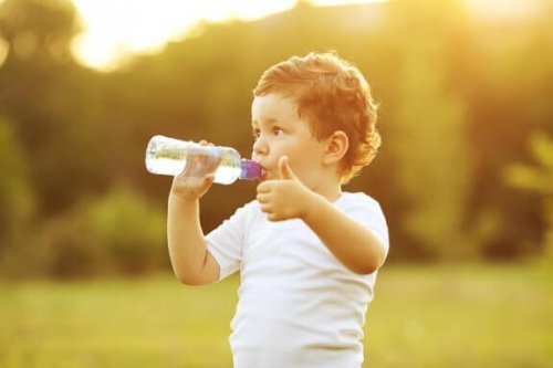 Comment apprendre à mon bébé à boire au verre ?