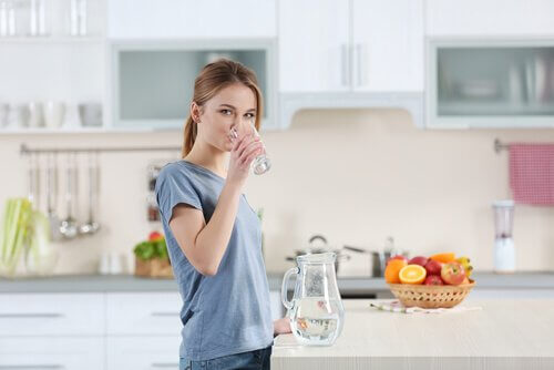 Boire beaucoup d'eau est essentiel pour maintenir la peau hydratée et en bonne santé.