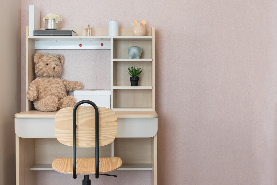 Si l'on veut décorer le bureau des enfants, il est important de ne pas le charger de meubles et de couleurs trop différentes.