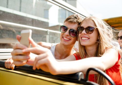 Un couple d'ados prennent un selfie