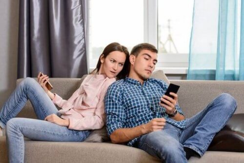 Est-il bon de contrôler les réseaux sociaux de son partenaire ?