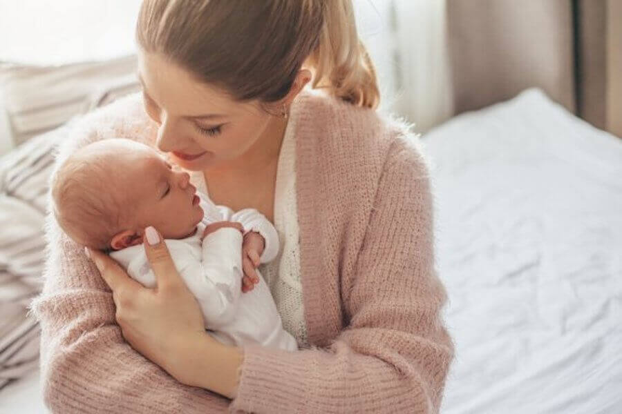 Pour savoir si le bébé a froid, on peut toucher son ventre, ses jambes et son cou.