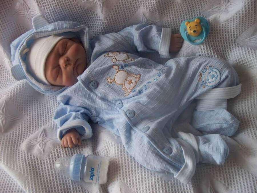 Savoir si le bébé a froid n'est pas toujours évident et les parents ont tendance à trop couvrir leur enfant.