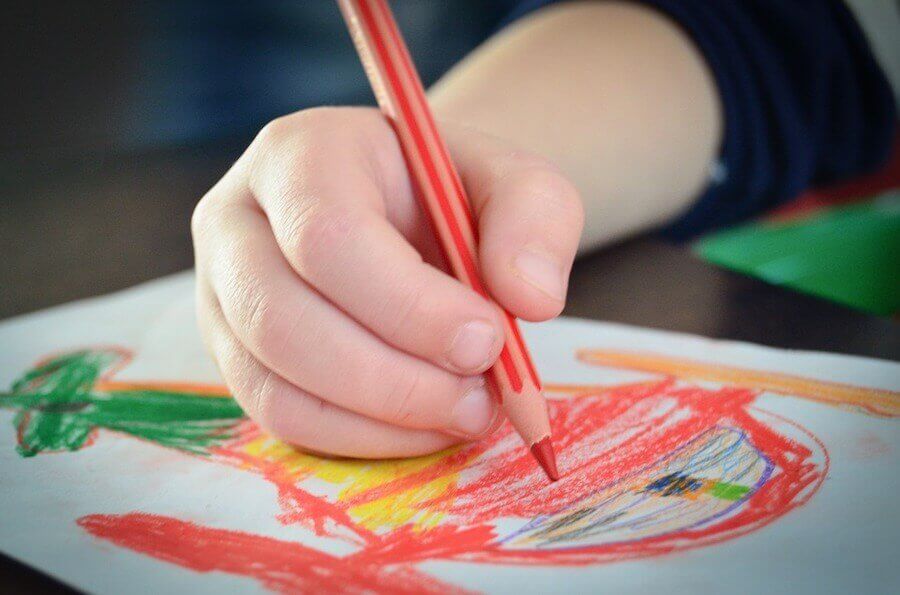 Interpréter les couleurs des dessins des enfants est un travail précis qui exige le soutien d'un professionnel.