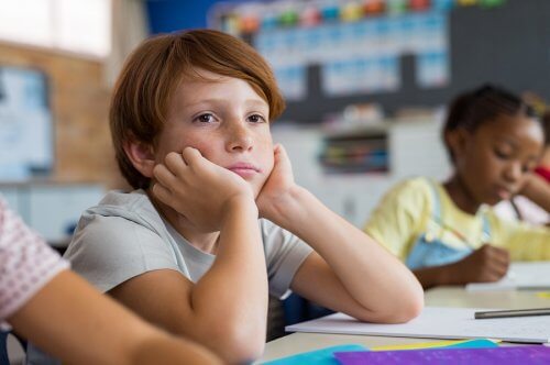 Un enfant s'ennuie à l'école