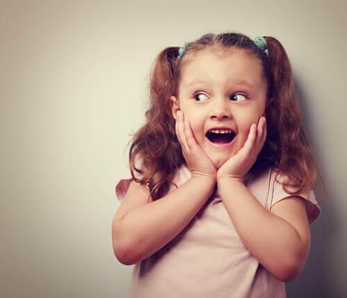 Une fille est surprise