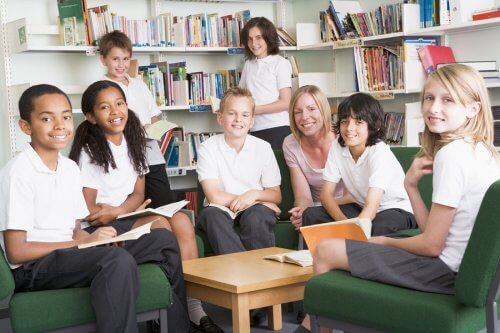 L'uniforme scolaire évite les inégalités vestimentaires et les moqueries des élèves sur leur apparence.