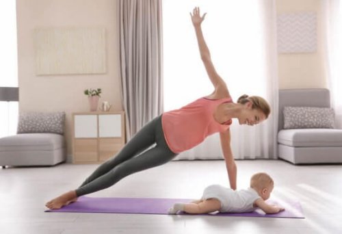 Une femme qui fait de l'exercice à côté de son bébé. 