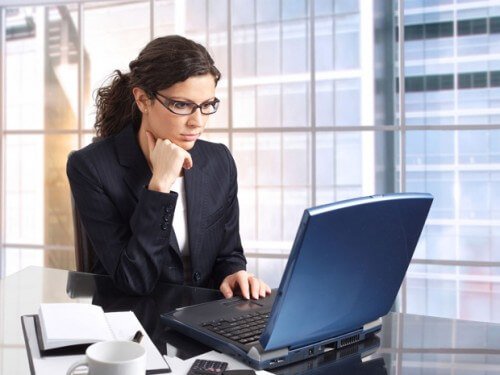Une femme qui travaille devant son ordinateur.