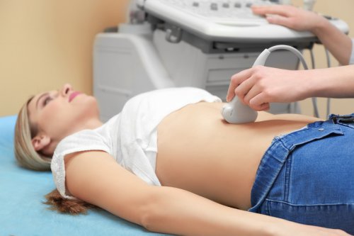 Le retard de croissance intra-utérine peut être diagnostiqué à travers une échographie.