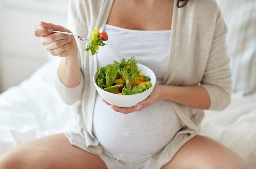 Une alimentation saine est fondamentale pour prévenir les vergetures pendant la grossesse.