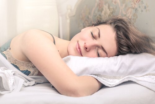 Dormir et se reposer suffisamment est très important pour maintenir la peau hydratée.