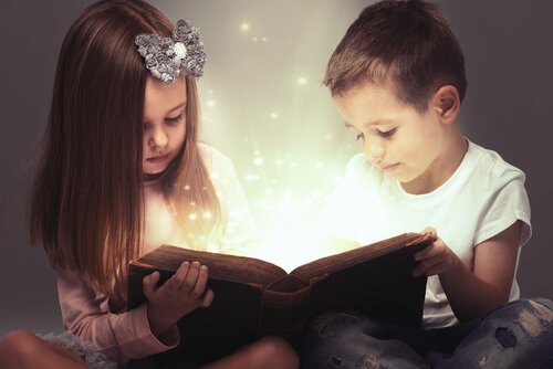 Deux enfants lisent un livre 