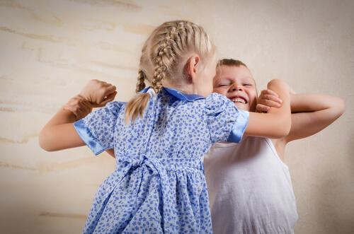 Un frère et une soeur en train de disputer