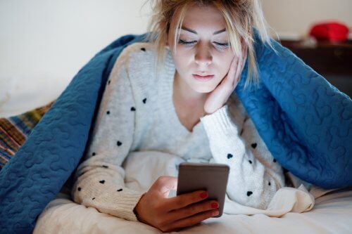 Contrôler les réseaux sociaux de son partenaire est nocif pour le couple.