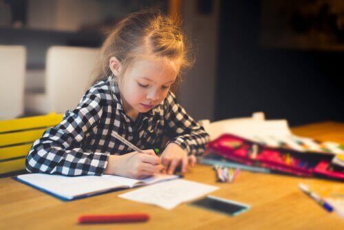 Organiser le bureau d'un enfant doit comprendre un bon éclairage.