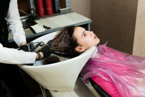 Puis-je faire un lissage permanent pendant la grossesse ?
