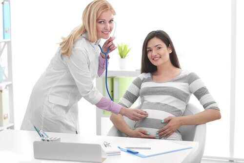 Pendant les trois derniers mois de grossesse, il est conseillé de faire un monitoring foetal tous les 2 ou 3 jours.