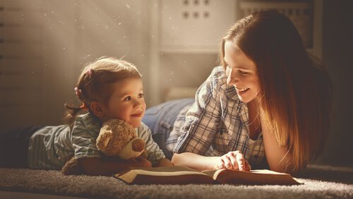 Un enfant et sa mère lisent un livre