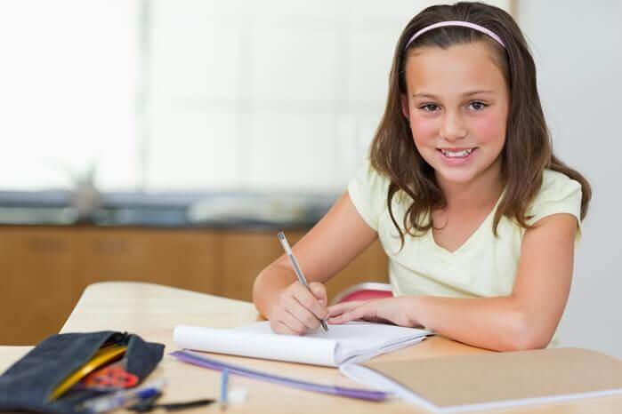 Organiser le bureau d'un enfant de manière adéquate est important pour qu'il soit motivé à travailler.
