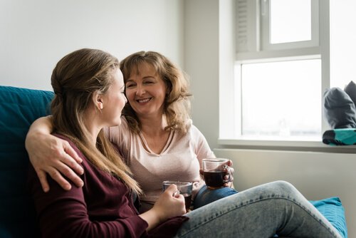 Une mère et sa fille partagent un bon moment