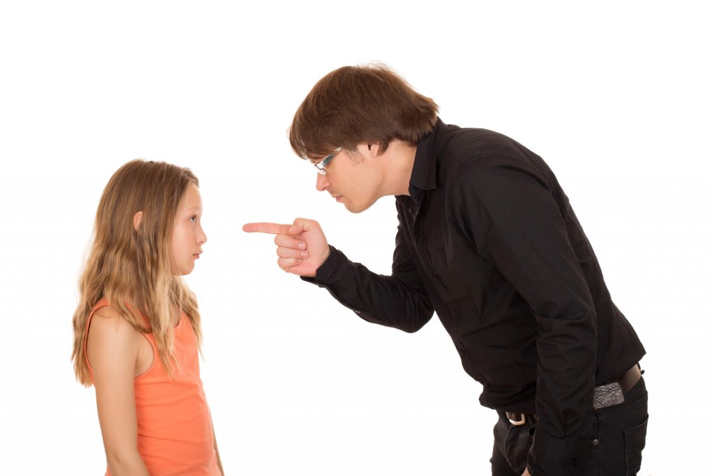 Que faire si votre enfant frappe les autres à l