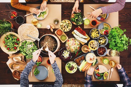 Une famille partage un repas vegan
