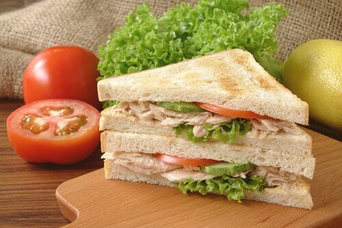 Le sandwich au thon fait partie des recettes froides que les enfants adorent.