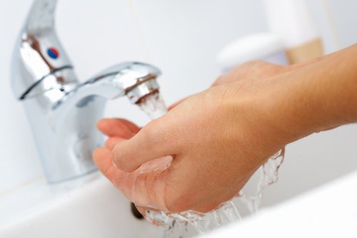 Se laver les mains régulièrement évite la contagion du rhume à l'arrivée de l'automne.