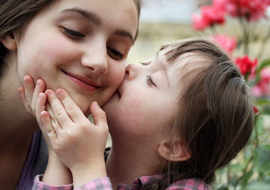 Une enfant trisomique et sa soeur