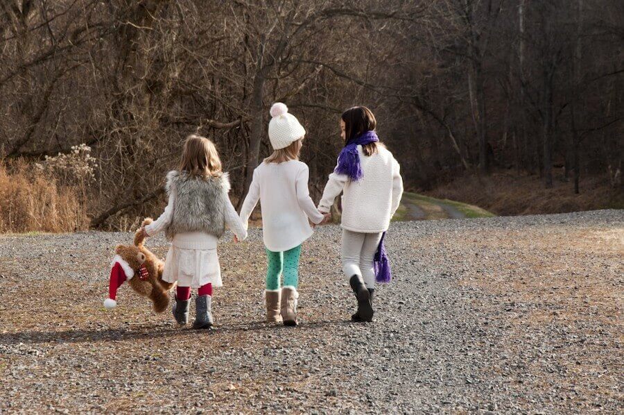 Trois fillettes qui marchent