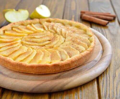 Le gâteau aux pommes fait partie des classiques de tartes aux fruits pour les enfants.