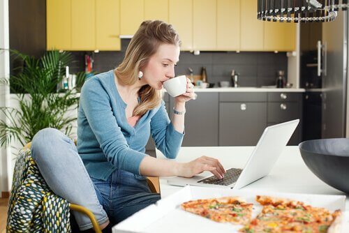 Les mères qui travaillent à domicile doivent faire preuve de discipline et de bonne gestion du temps.