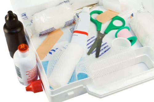 Que doit contenir la trousse de secours de la maison ?