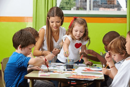 Les enfants sont constamment stimulés