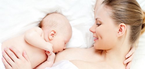 Le colostrum permet de fournir les vitamines et les minéraux nécessaires au bébé en plus de lui apporter une protection contre les maladies.