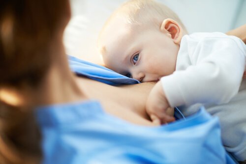 Le lait maternel, parmi ses multiples bienfaits, permet de protéger le bébé de l'asthme.