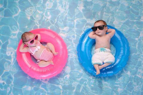 Deux bébés dans une bouée dans une piscine