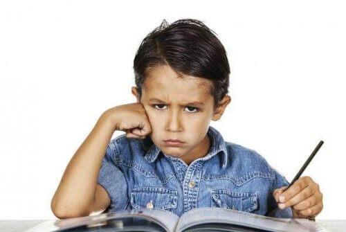 Un enfant qui refuse de travailler