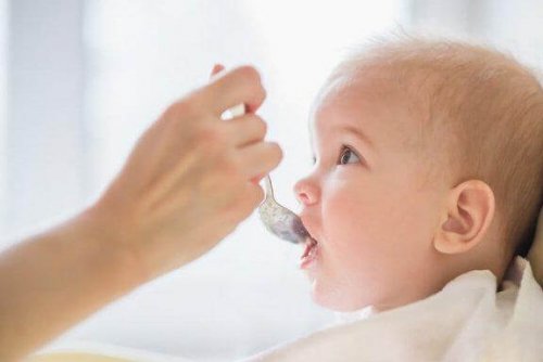 Est-il bon de conserver la nourriture pour le bébé ?