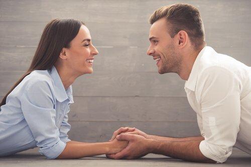 Un couple parle en toute confiance