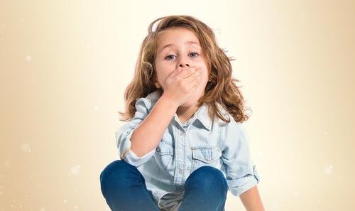 une fille se couvre la bouche