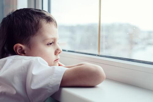 Un enfant regarde par la fenêtre